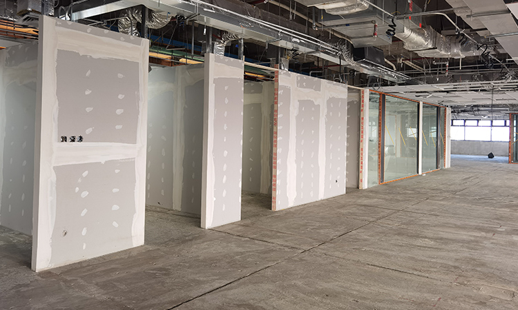 上海齊建裝飾辦公室裝修公司真實施工現場PVC地膠界面處理