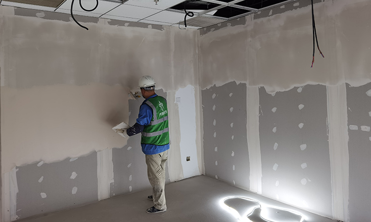 上海辦公室裝修公司施工現(xiàn)場墻頂面油工批嵌1