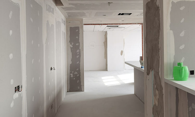 上海辦公室裝修公司施工現(xiàn)場墻頂面油工批嵌3