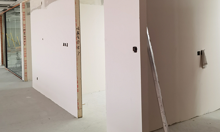 上海辦公室裝修公司施工現(xiàn)場墻頂面油工批嵌4